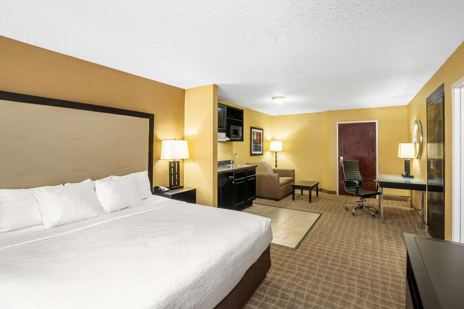 La Quinta Inn & Suites by Wyndham Hot Springs 15/57