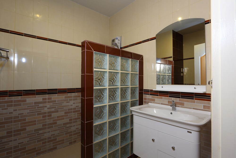Breeze Hill Hotel 50/50