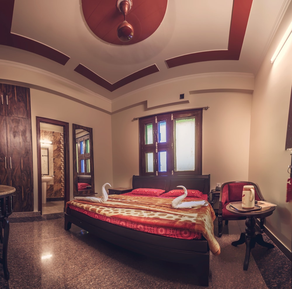 Comfort, Queen Bed, Hill View