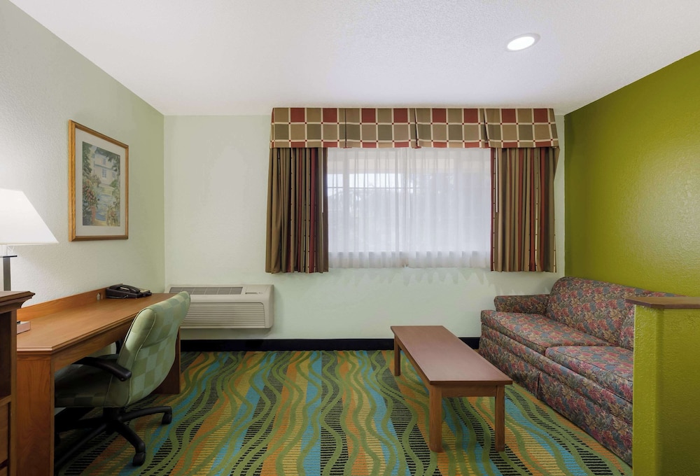 Quality Inn and Suites Medford Airport 34/51