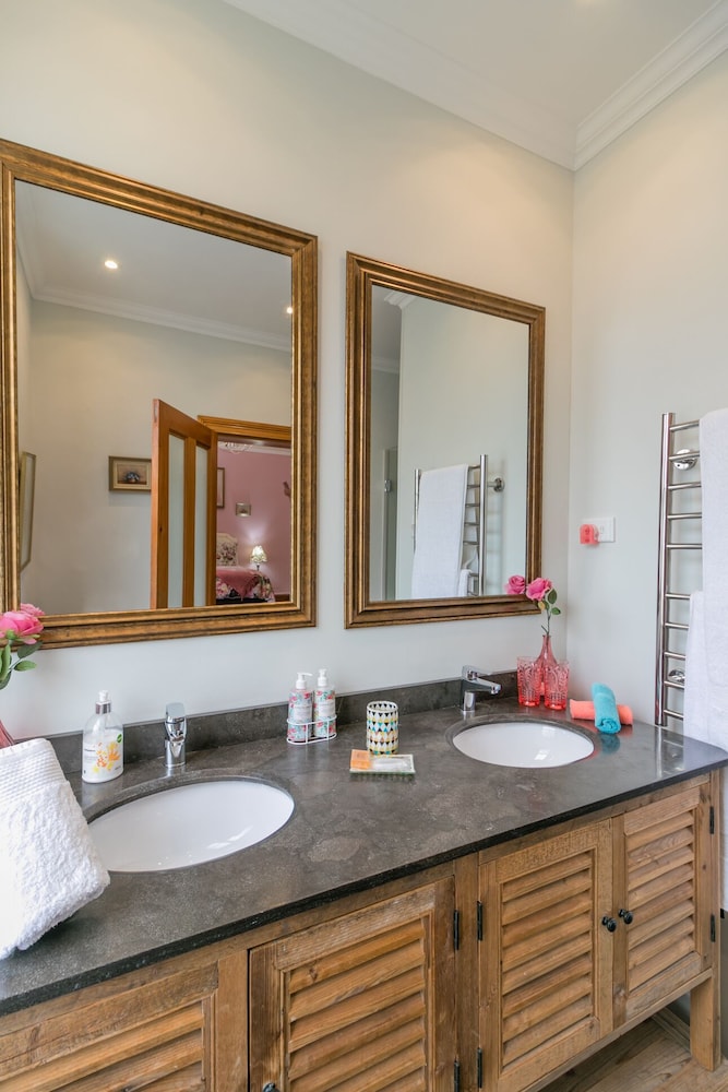 Betty's Boutique Hotel 48/50