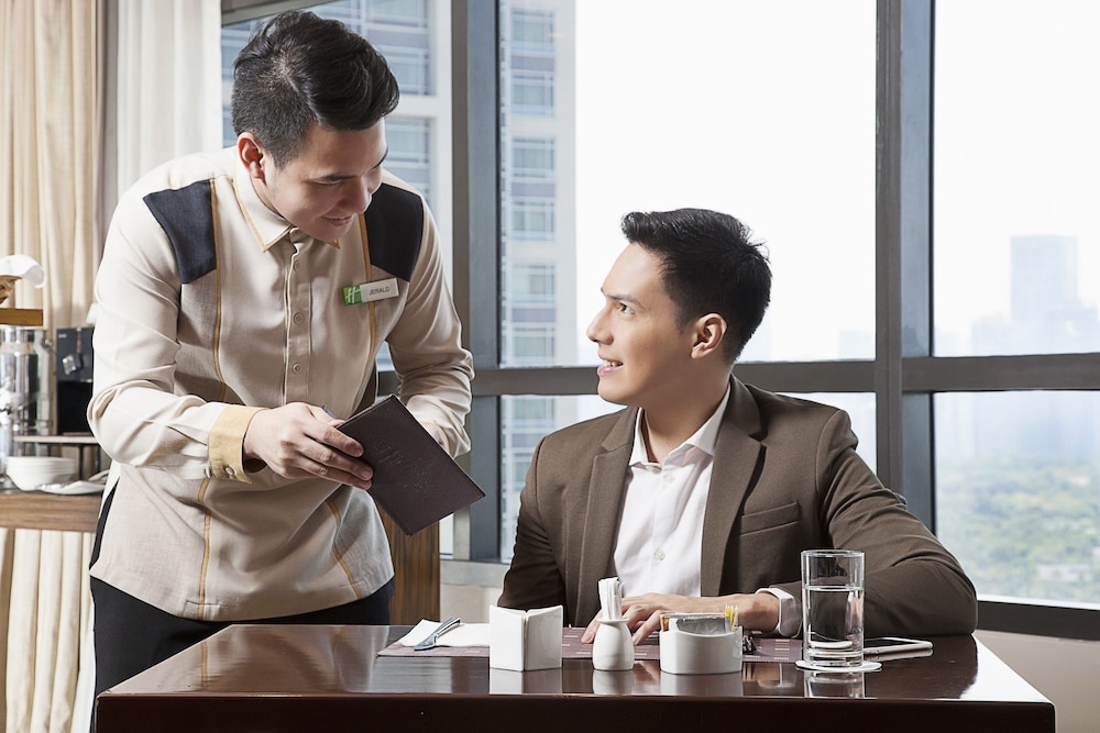 Holiday Inn & Suites Makati 33/75