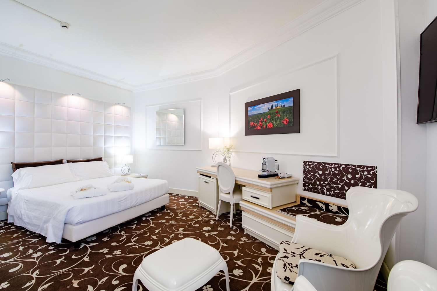 Super, Queen Bed, Bathtub