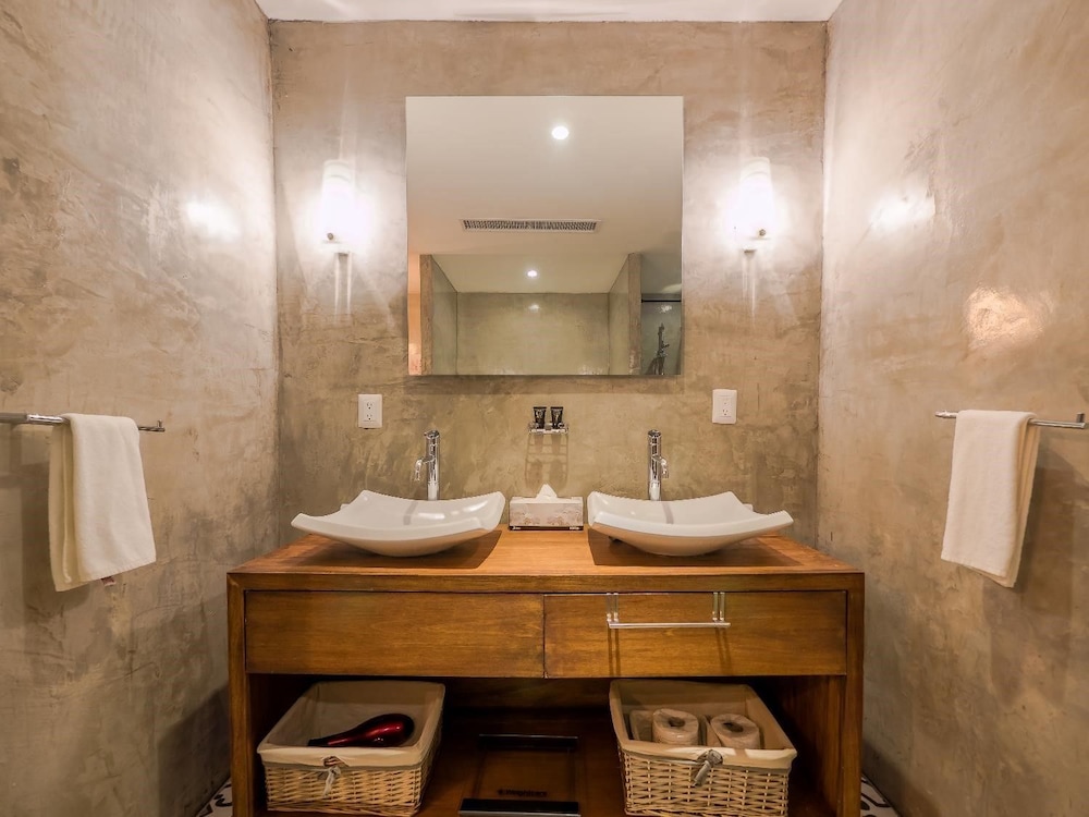 Suites At Sapphire Ocean Club 27/30