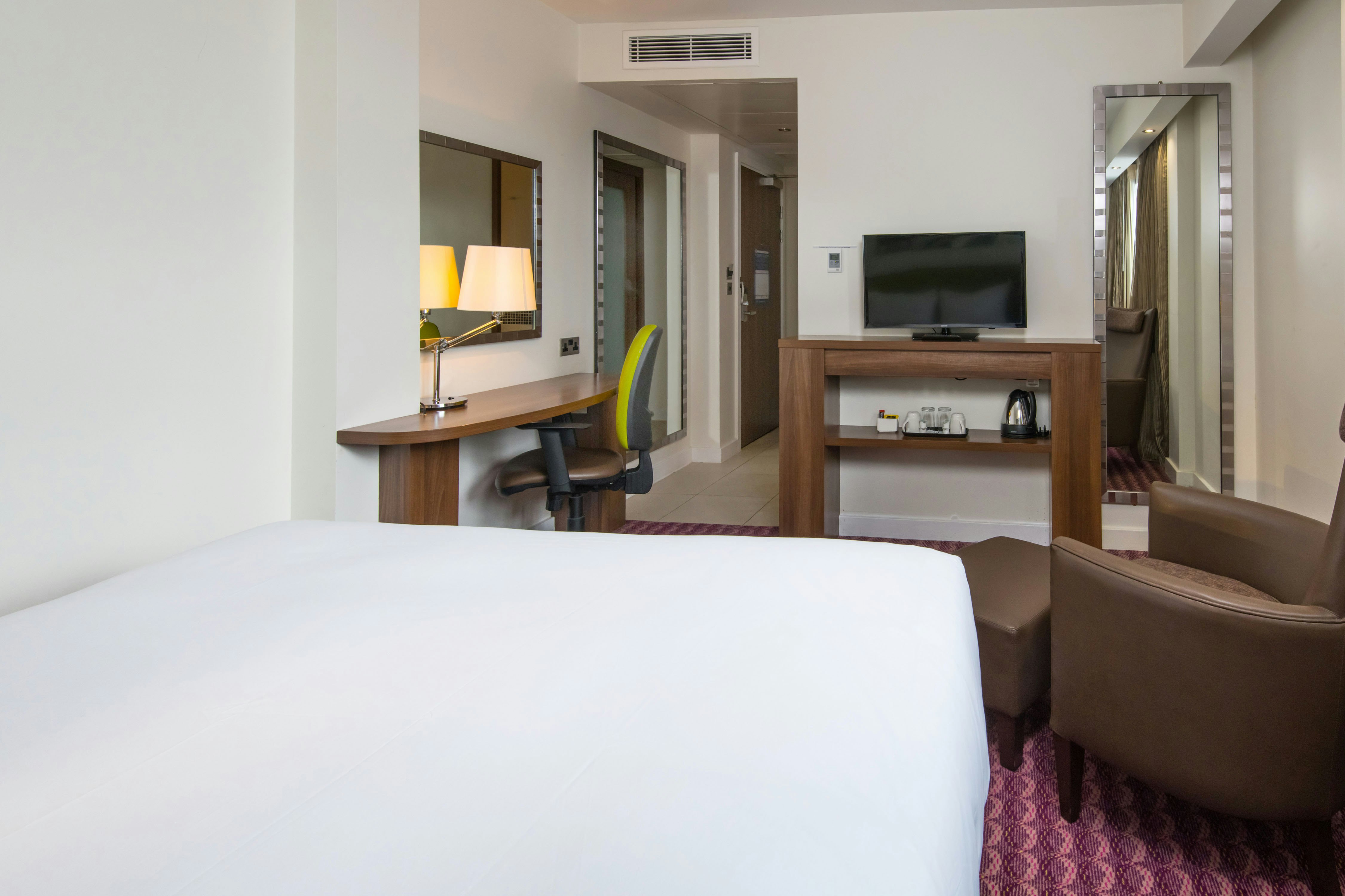 ROOM, QUEEN BED