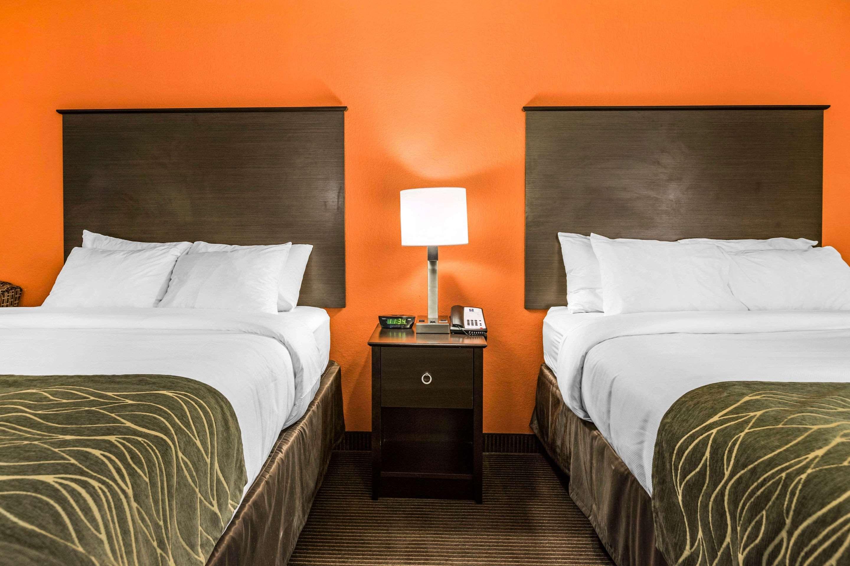 غرفة بسريرين كوين، Comfort Inn Wings Stadium 2/5