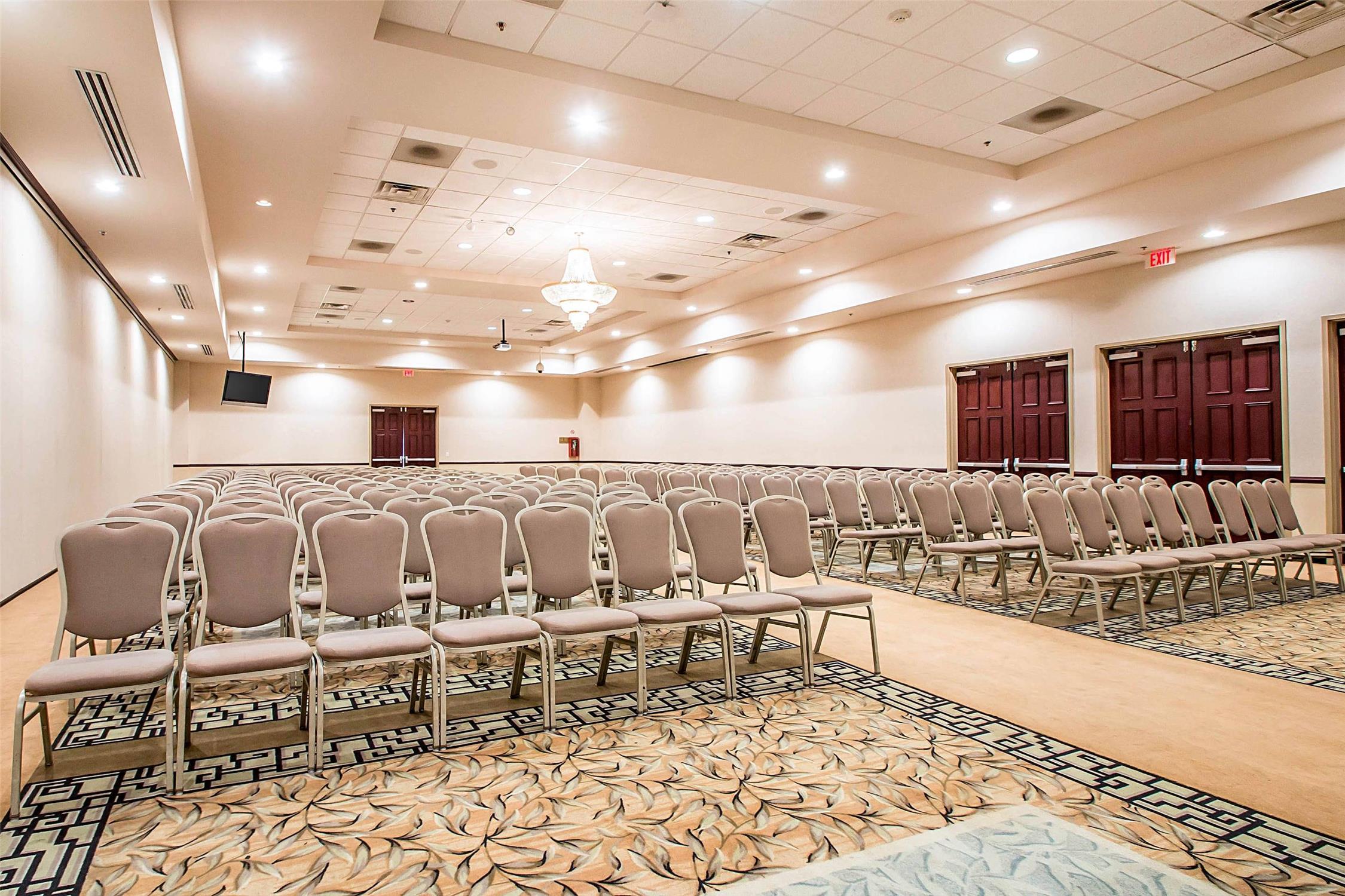 Clarion Inn Elmhurst - Oak Brook near I-88, I-290, I-294 38/43