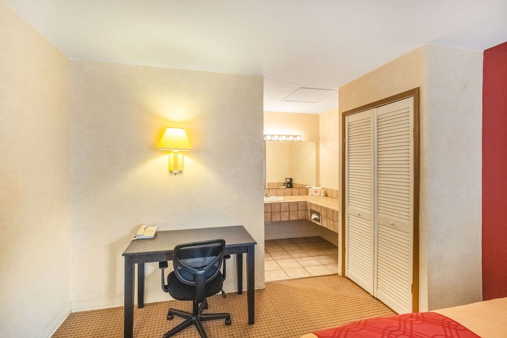 Econo Lodge Fredericksburg 30/33