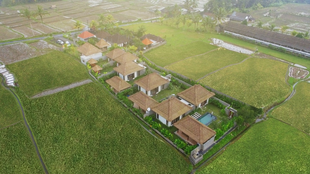 Three Gold Luxury Private Villas 40/50
