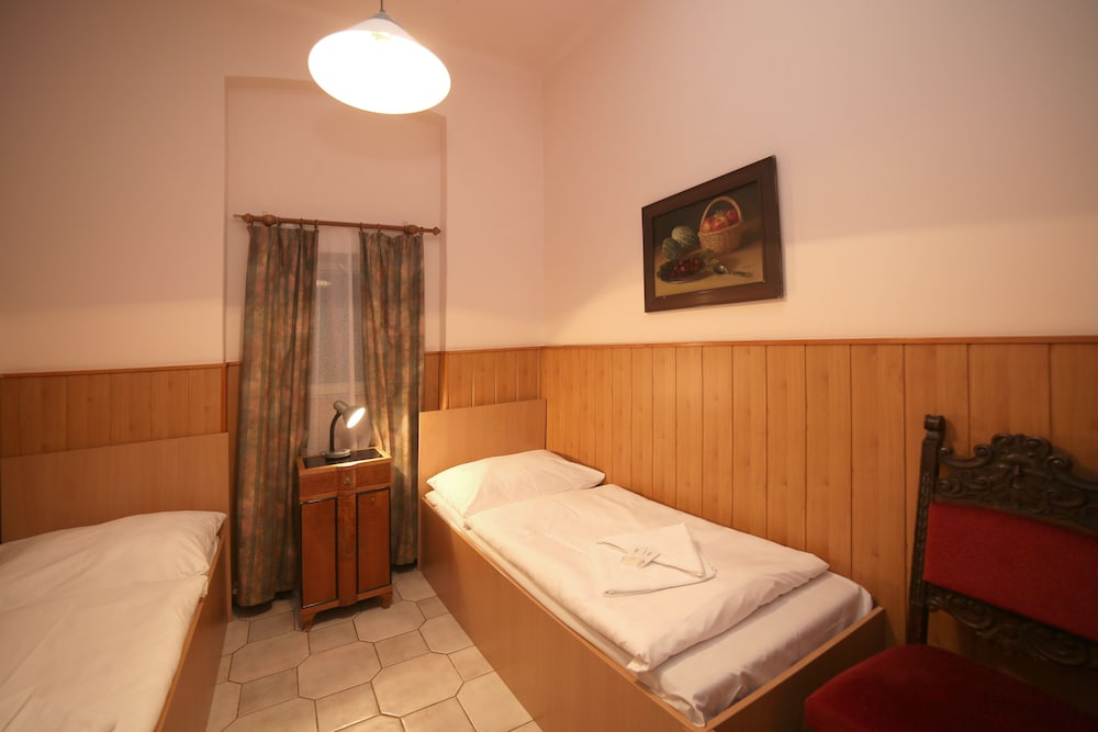 Kavalerie Hotel 12/37