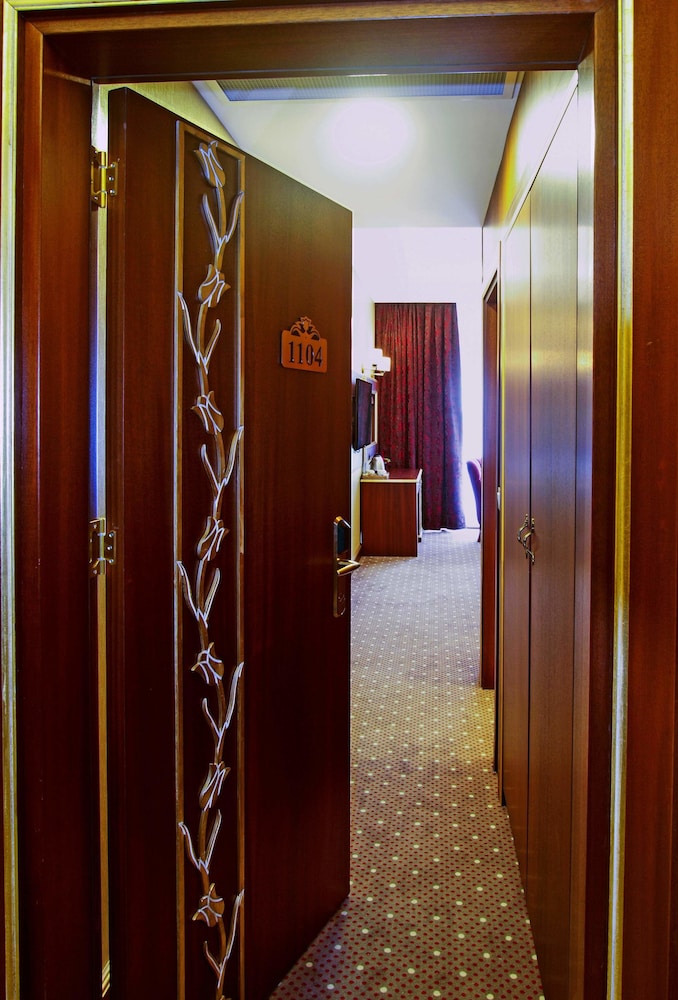 MB DELUXE HOTEL 6/59