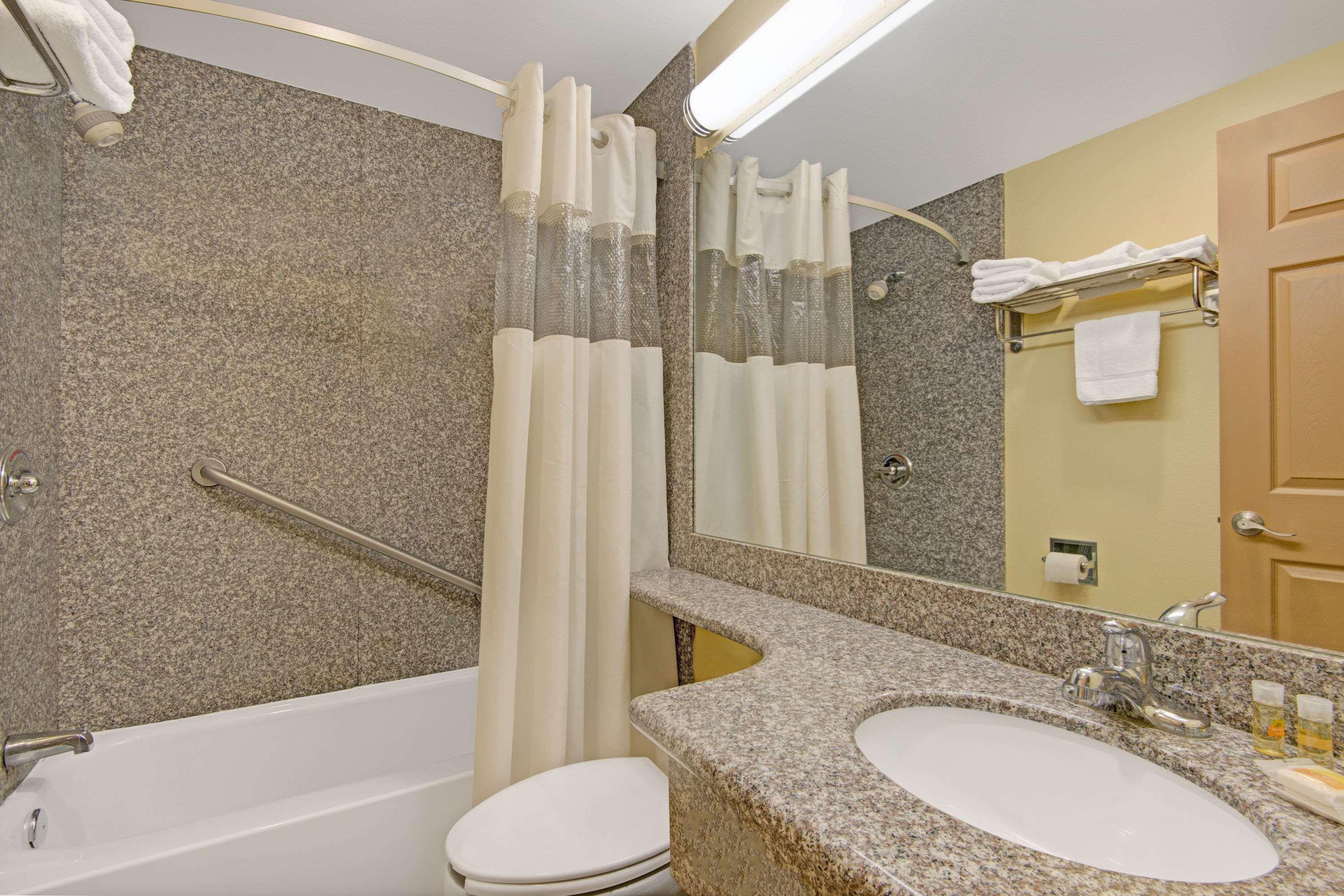 Days Inn by Wyndham Washington Pennsylvania 13/16