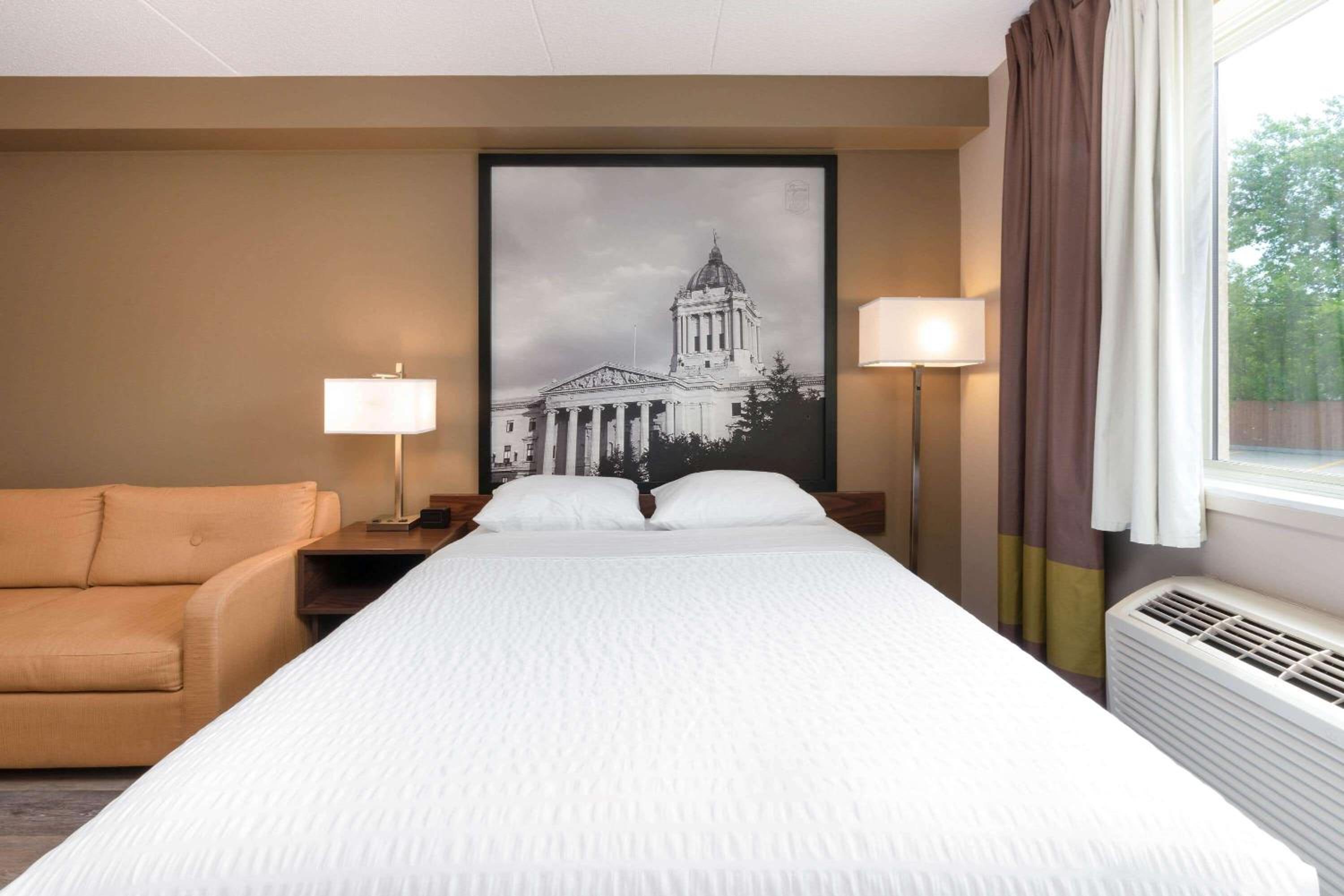 غرفة بزنس بسرير كوين مع أريكة، Super 8 by Wyndham Winnipeg West 3/10