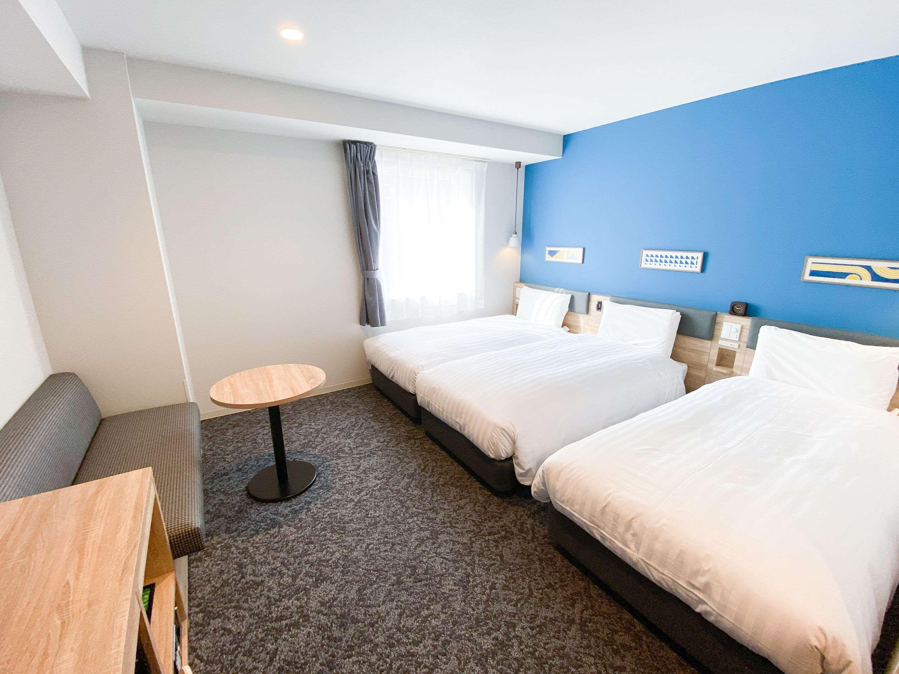 ROOM, 3 BEDS