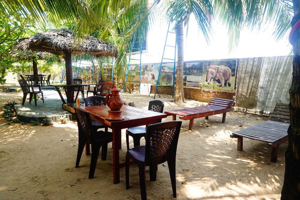 Star Rest Beach Hotel Arugambay 29/50