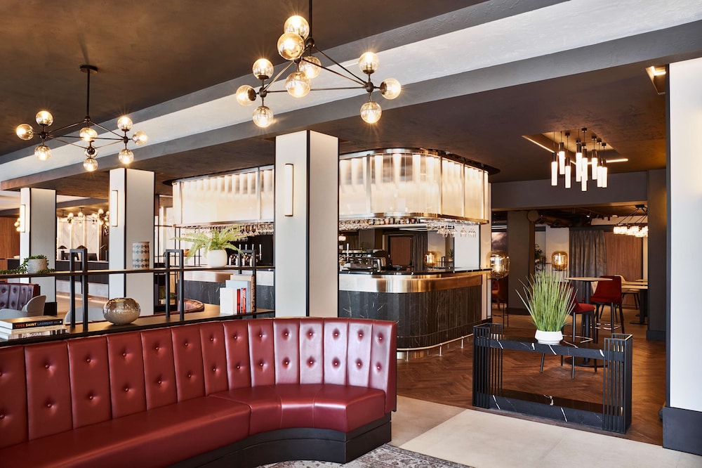 Radisson Red London Heathrow 12/64