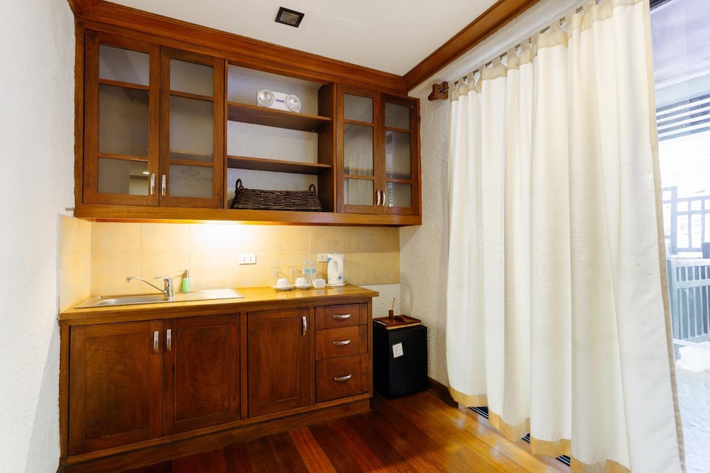 The Strand Boutique Resort 12/75