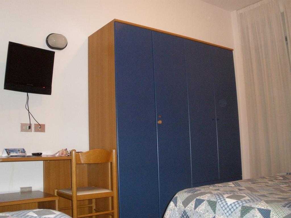 Senior Hotel 4/22