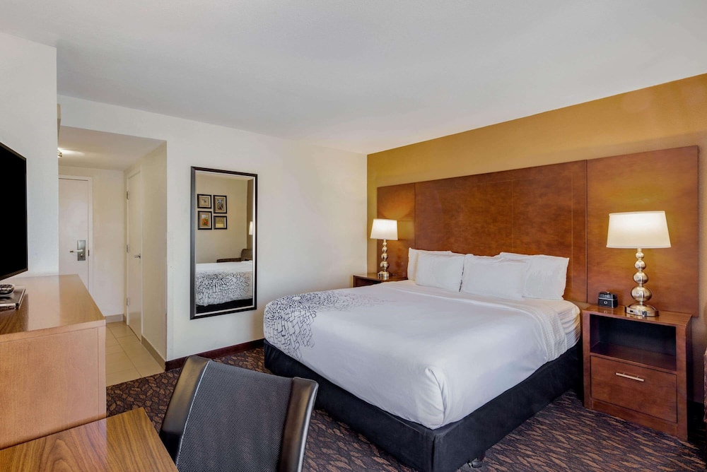 غرفة بسرير كينج، La Quinta Inn & Suites by Wyndham Oakland - Hayward 3/7