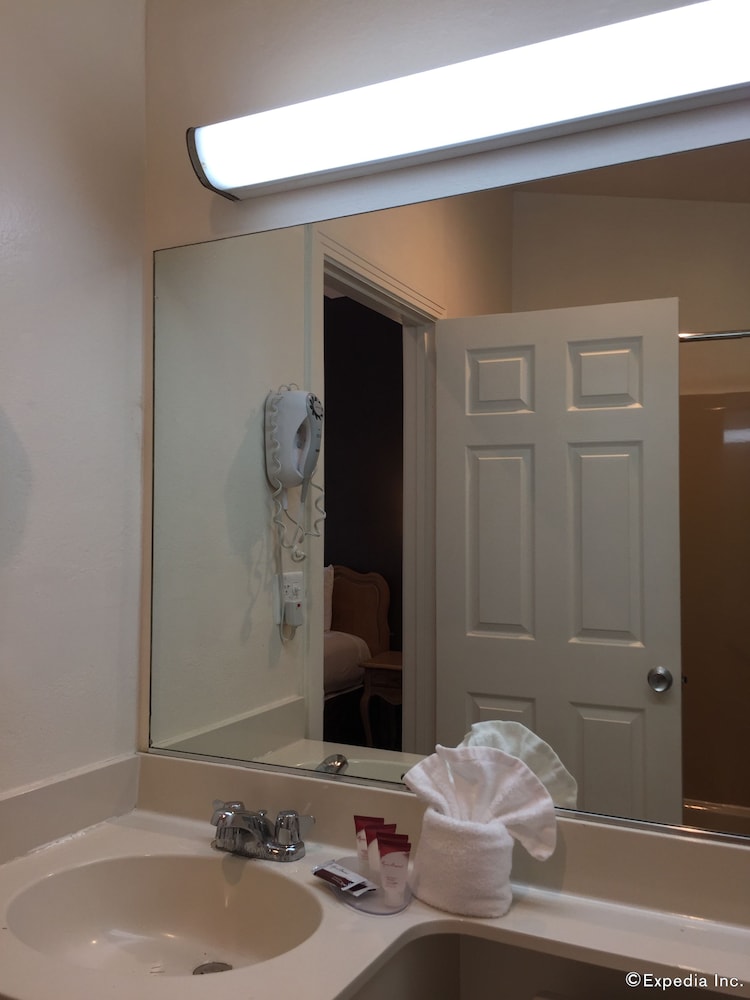 Anaheim Discovery Inn Suites 33/68