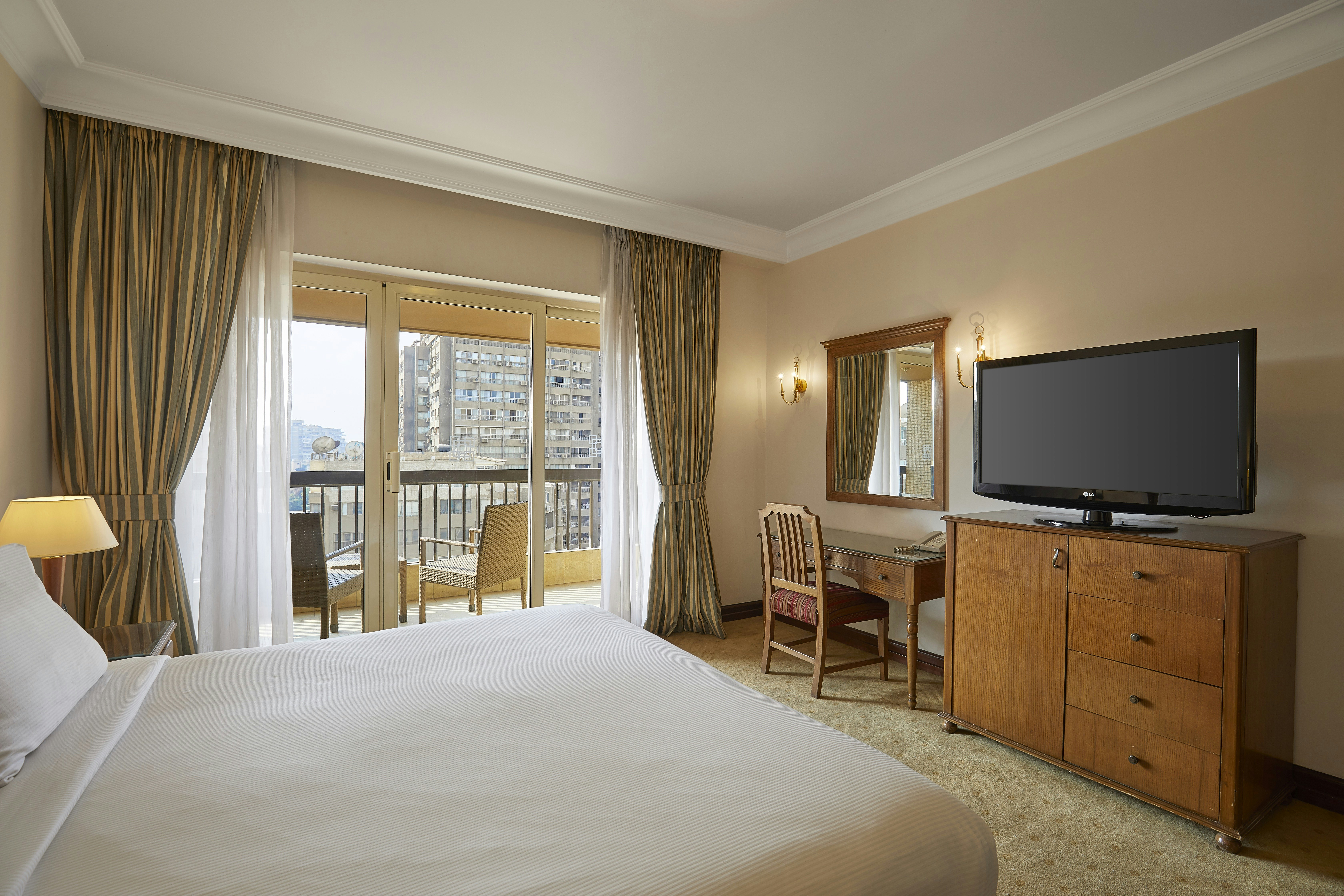 GUEST ROOM, KING BED