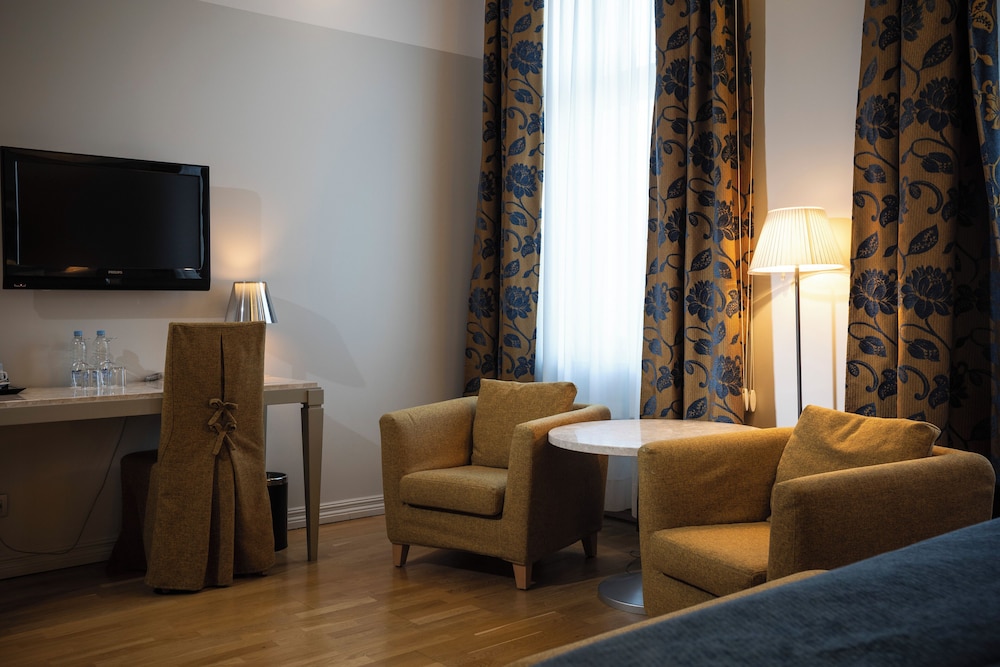 Opera Hotel 30/50