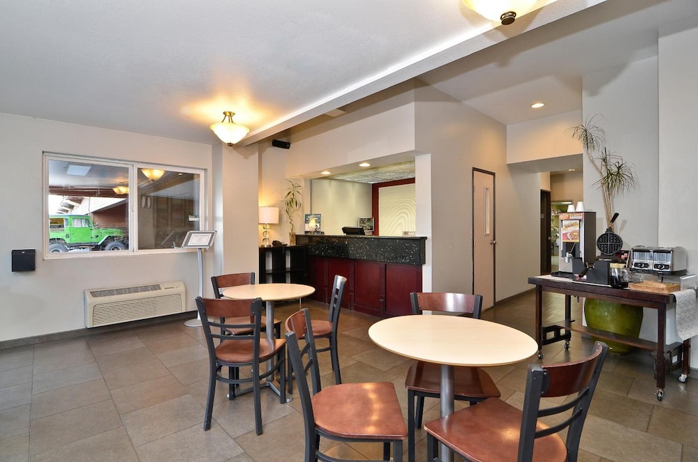 Clackamas Inn Suites 26/42