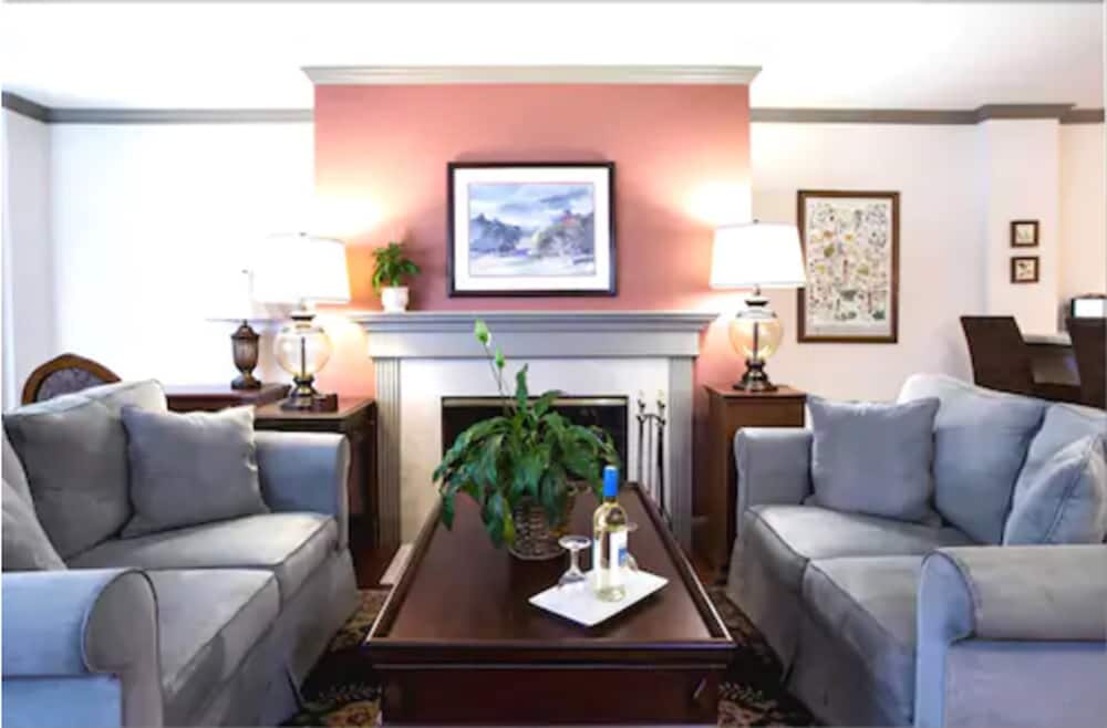 Cow Hollow Inn 30/46