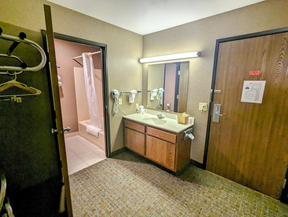 Woodfield Inn and Suites 60/60