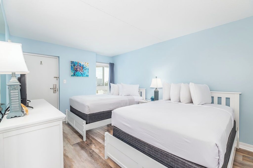 2 Bedrooms, Condo, Traditional, 2 Double Beds, King Bed, Bay View, Sofa, Balcony، Bay Club Resort 3/6