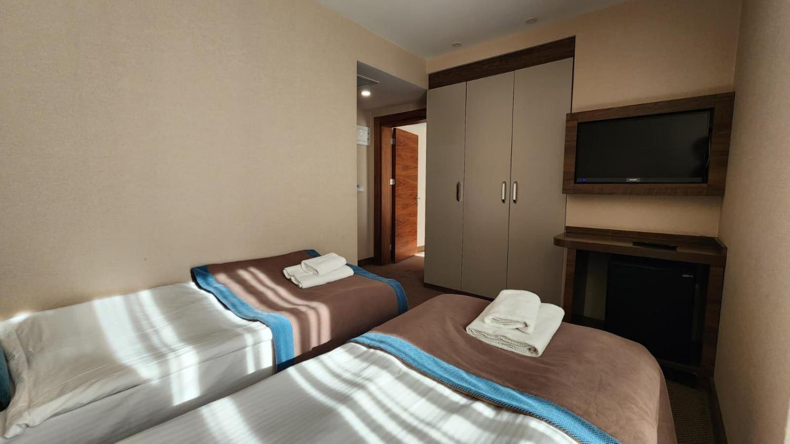 Room, Quadruple