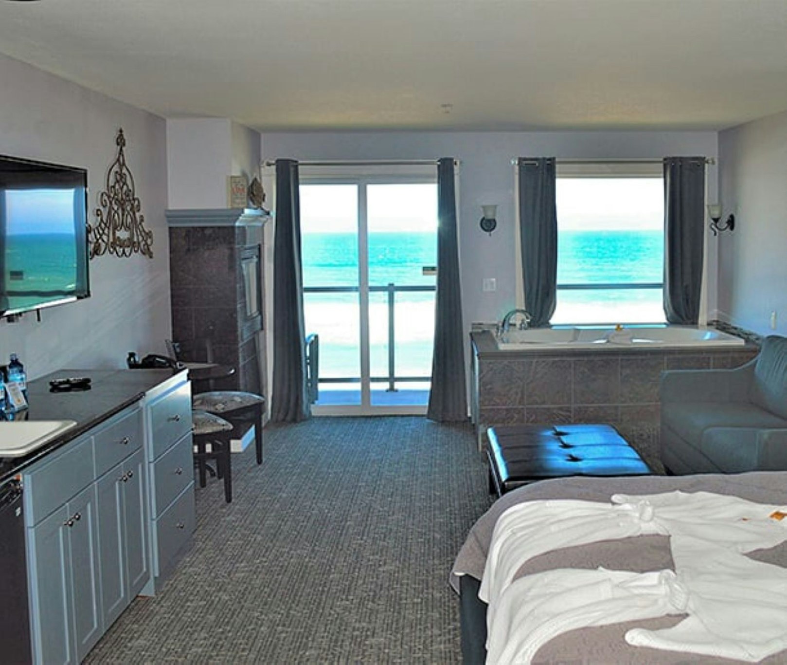 Starfish Manor Oceanfront Hotel 2/8