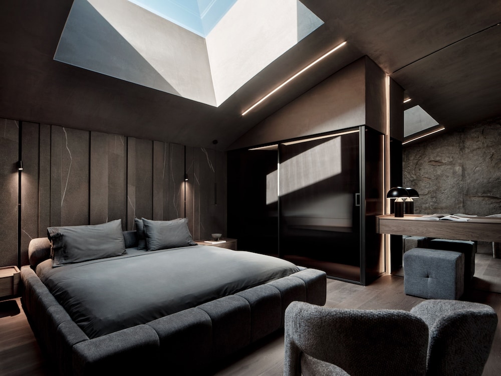 Atrium, Executive, Queen Bed