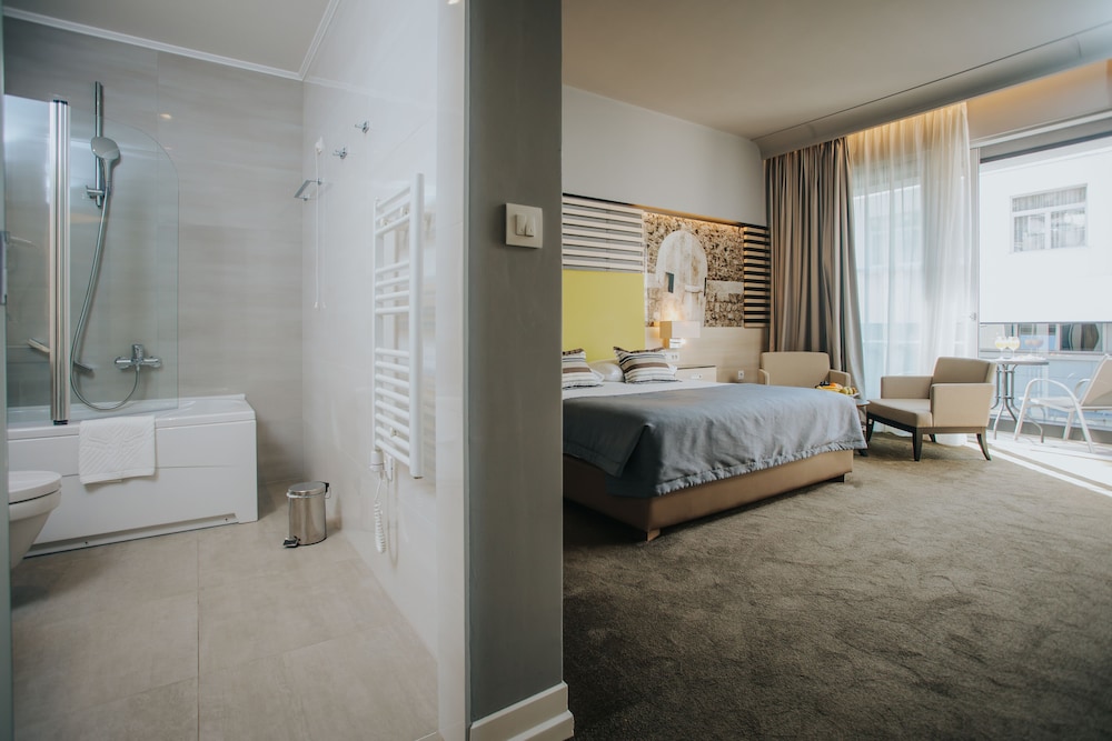 Lero Hotel 30/82