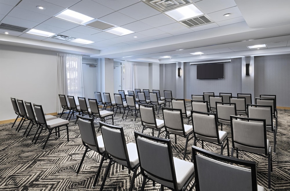 Hyatt Place Austin/Arboretum 66/69
