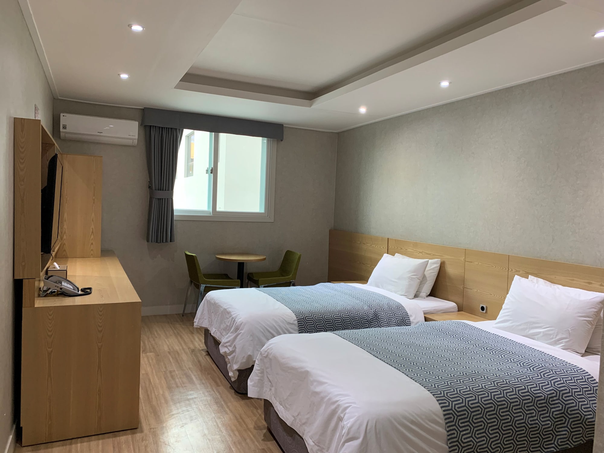 Deluxe, Single, Twin Beds