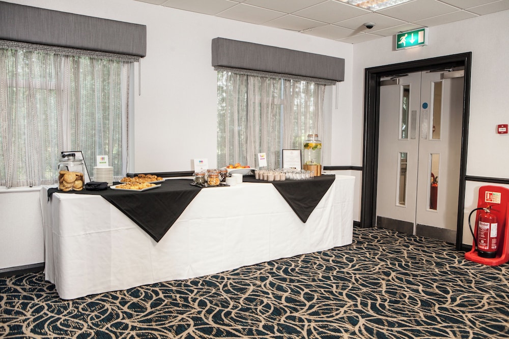 Elite Venue Selection Felbridge - Gatwick 10/75