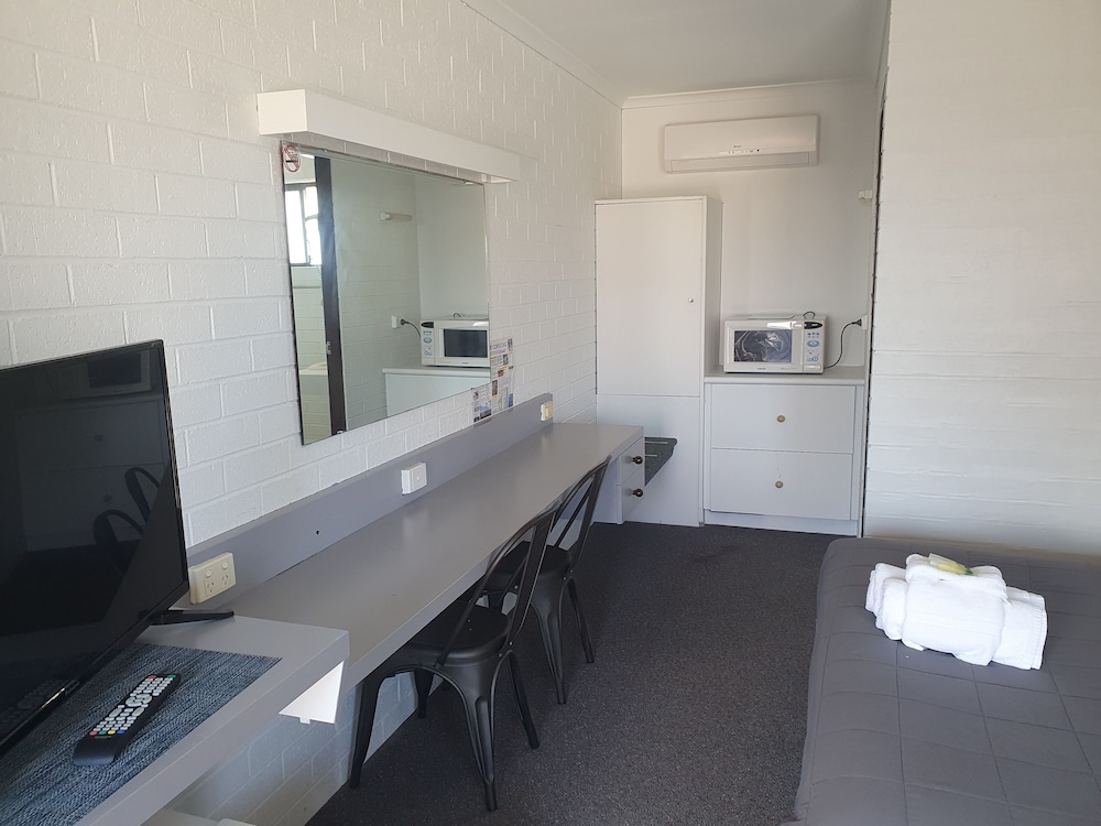 Coastal Bay Motel 50/66