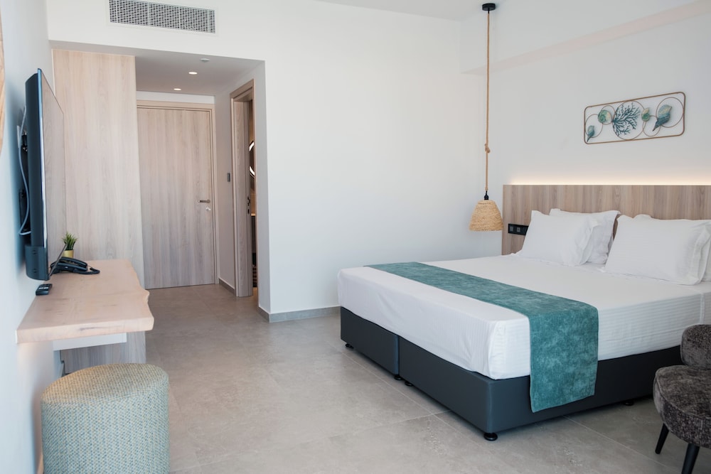 Classic, Twin Beds, Pool View