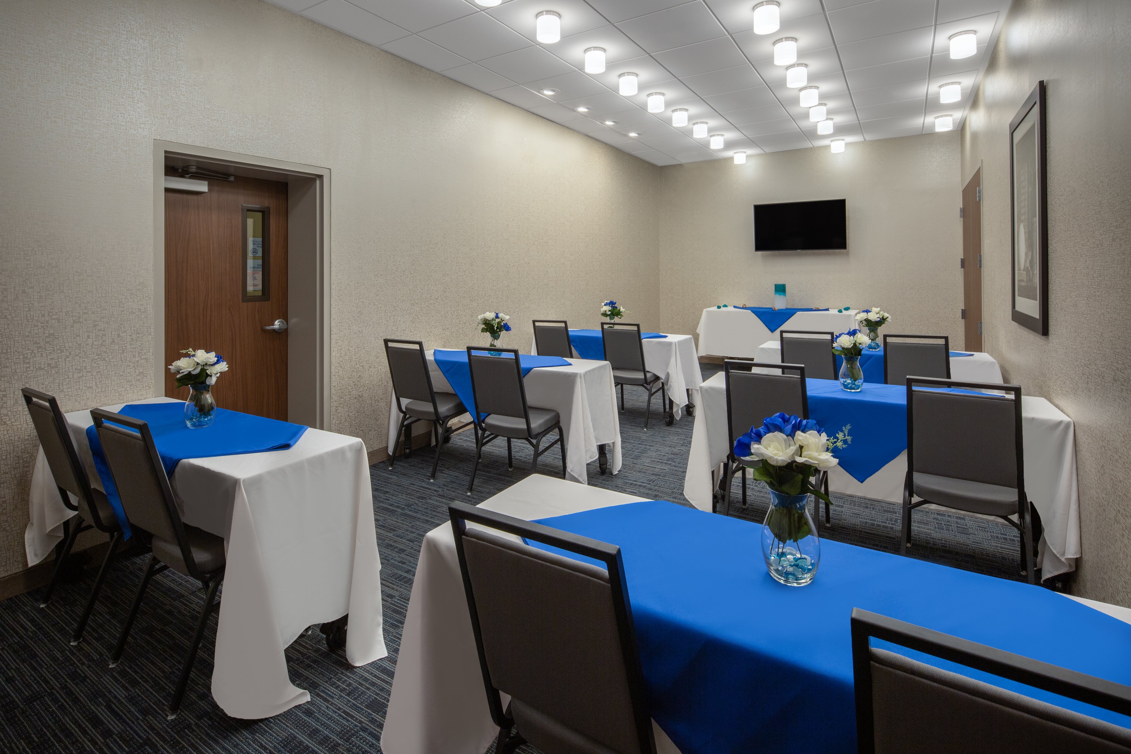 Holiday Inn Express and Suites Chico an IHG Hotel 55/66