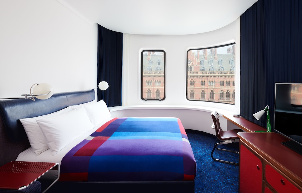 DELUXE, KING BED