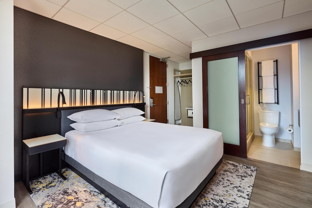 ROOM, QUEEN BED