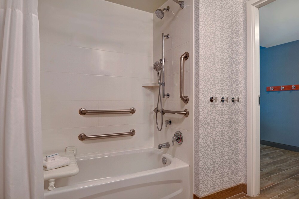 Hampton Inn and Suites Clearwater/St. Petersburg-Ulmerton Road 16/52