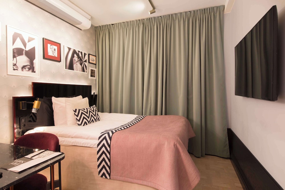ROOM, SINGLE, NO WINDOW