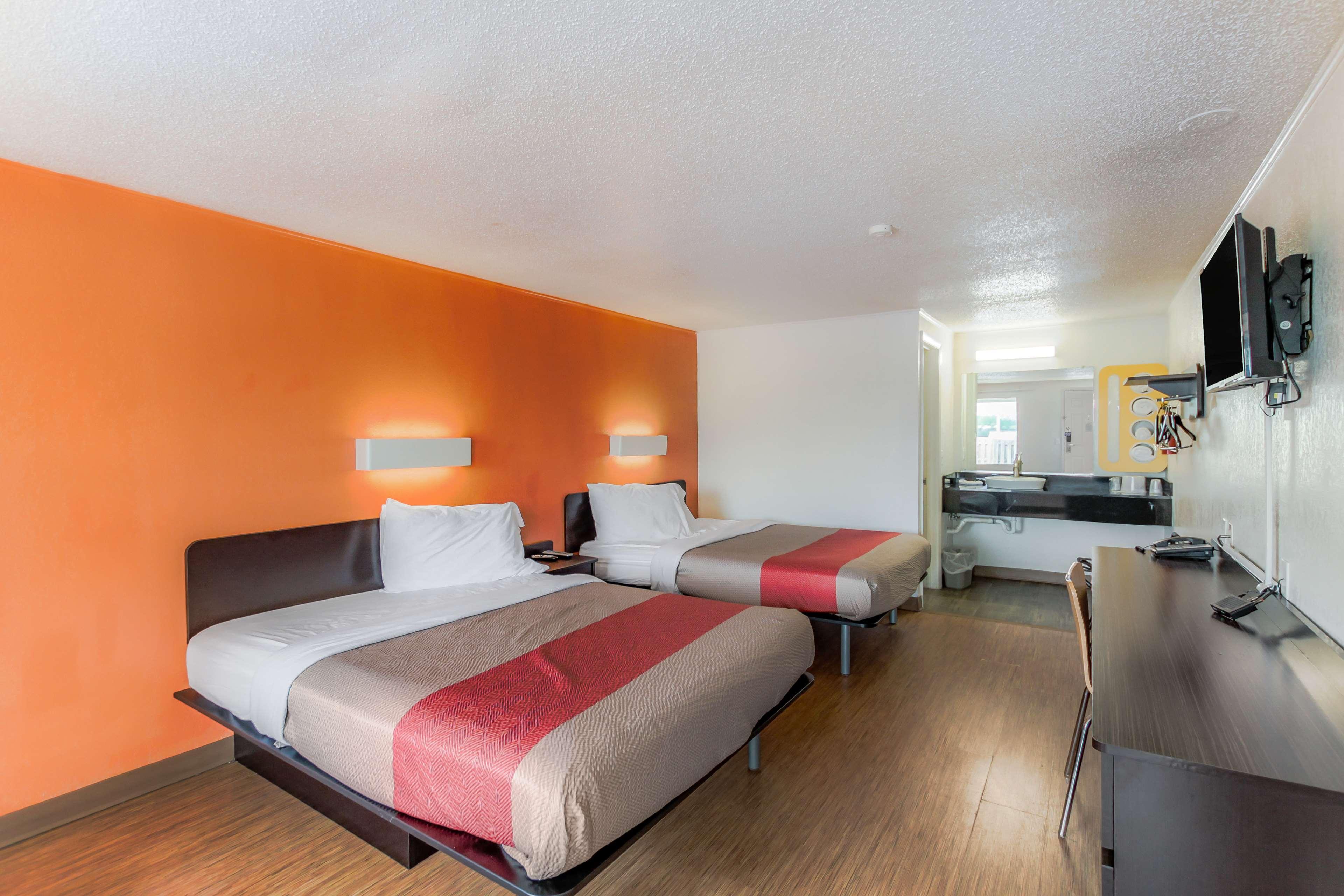 Motel6 Kalamazoo, MI 18/39