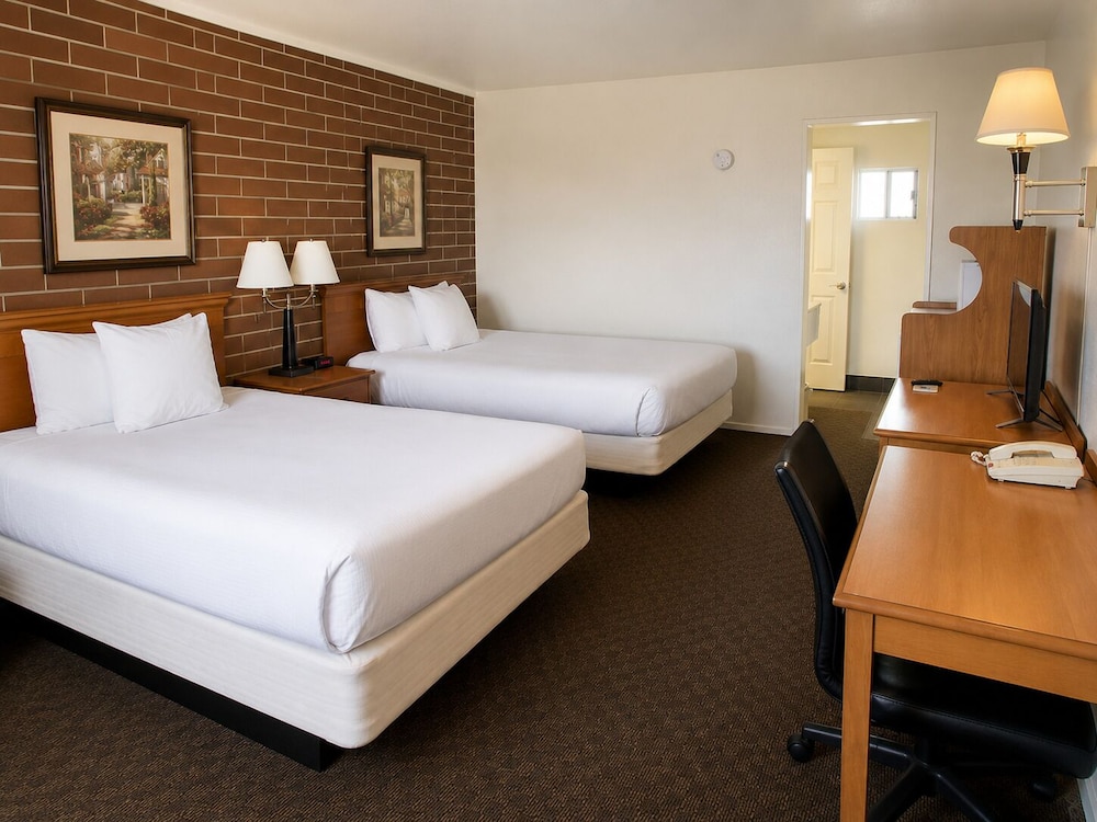 Deluxe, 2 Queen Beds, Days Inn by Wyndham Lake Point 2/10