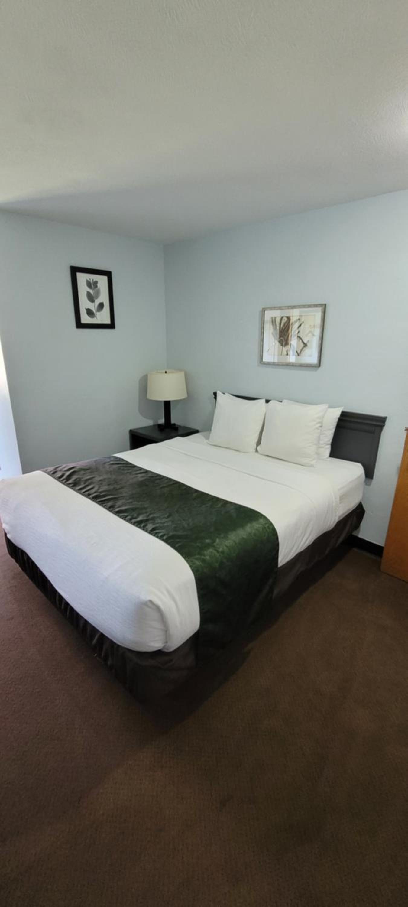 غرفة بسرير كوين، Pictured Rocks Inn & Suites 4/7