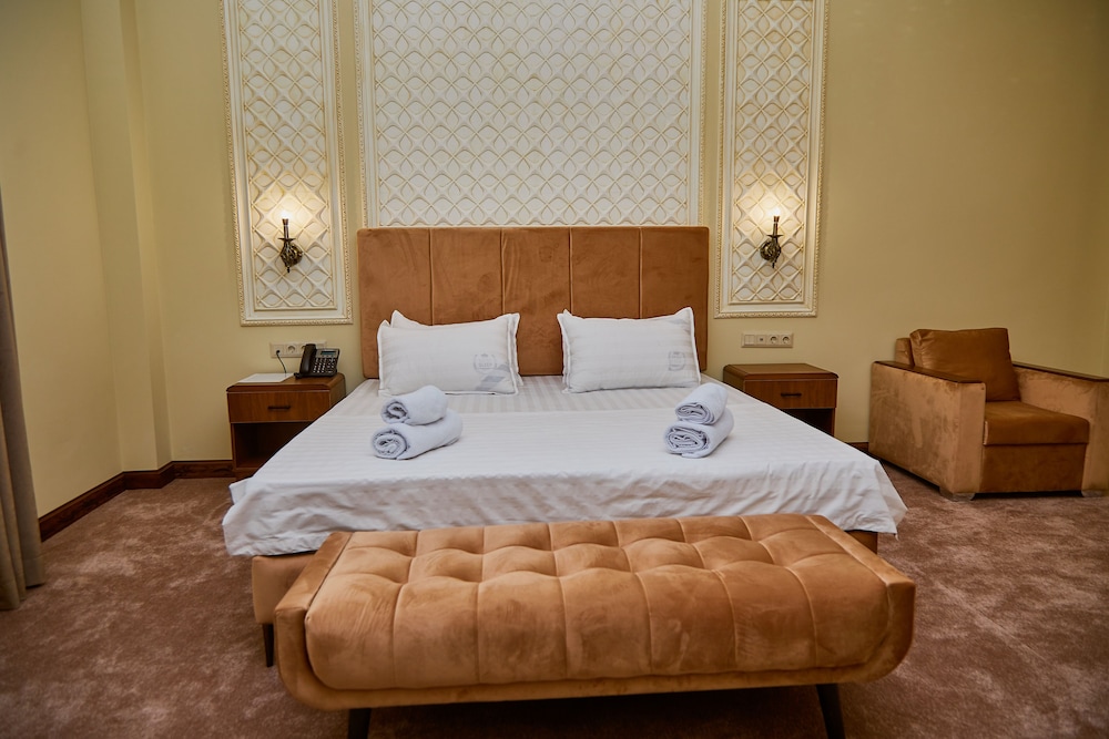 Senior, Queen Bed