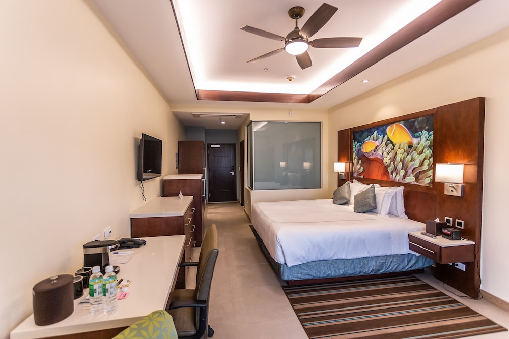 Surfrider Resort Hotel 24/79