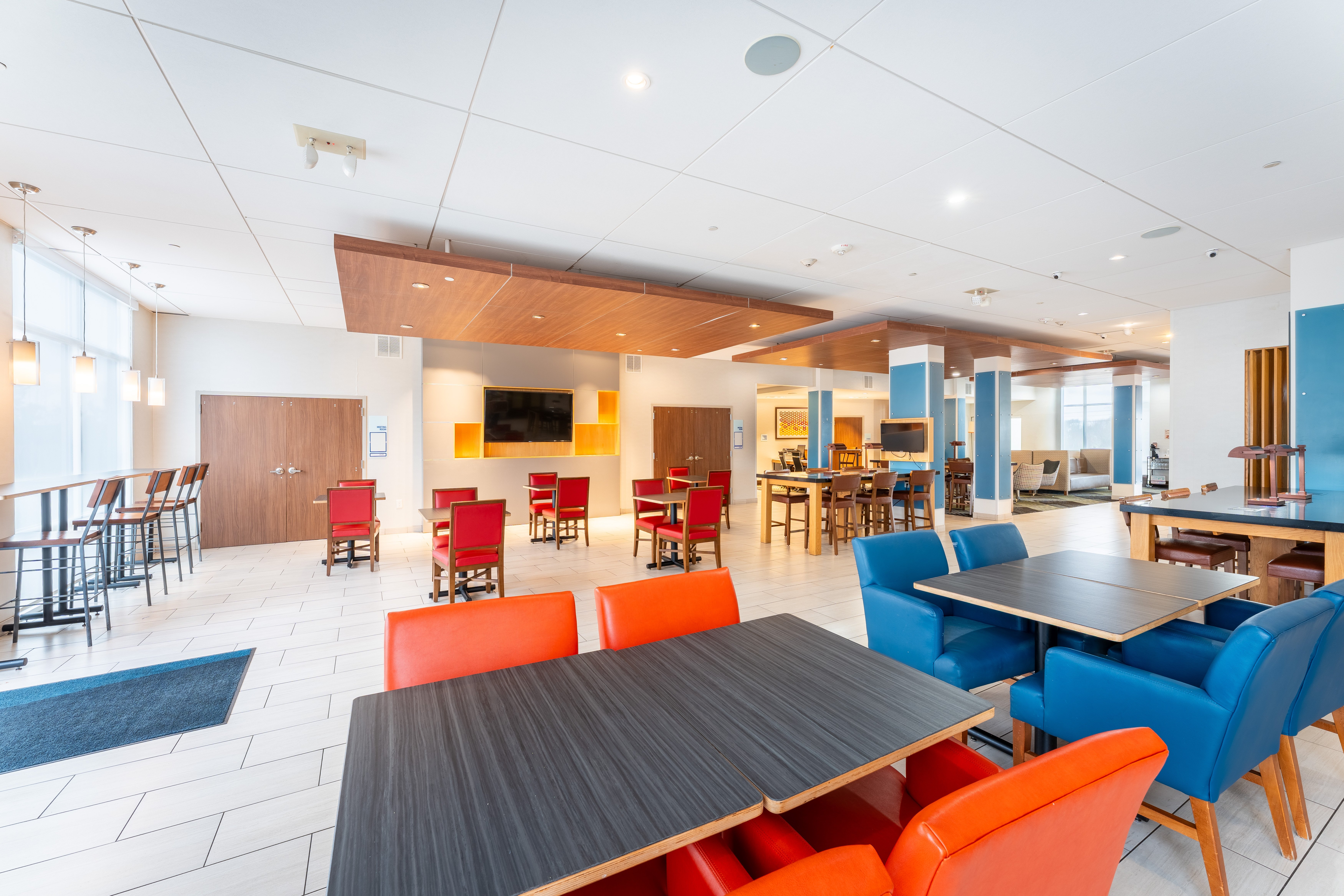 Holiday Inn Express Suites Nashville North Springfield 62/77